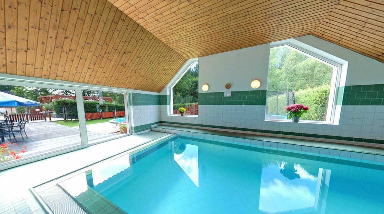 Vyhrivany vnitrni bazen Horsky Hotel Snezenka