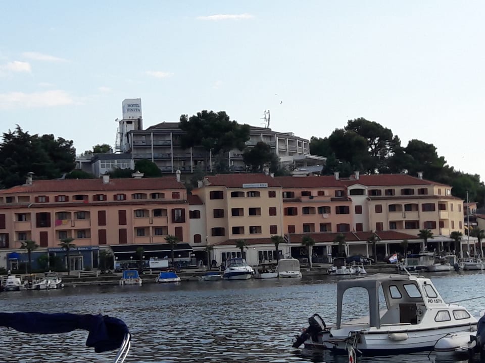 Vom Hafen zum Hotel Pineta Maistra Select Pineta Hotel