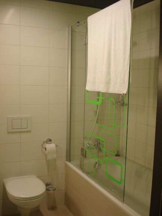 Geräumiges Badezimmer Hotel Harry's Home Linz