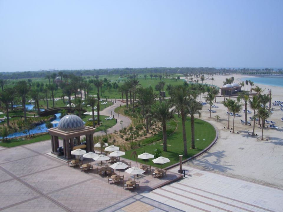 Blick vom Balkon zum Strand Emirates Palace Mandarin Oriental