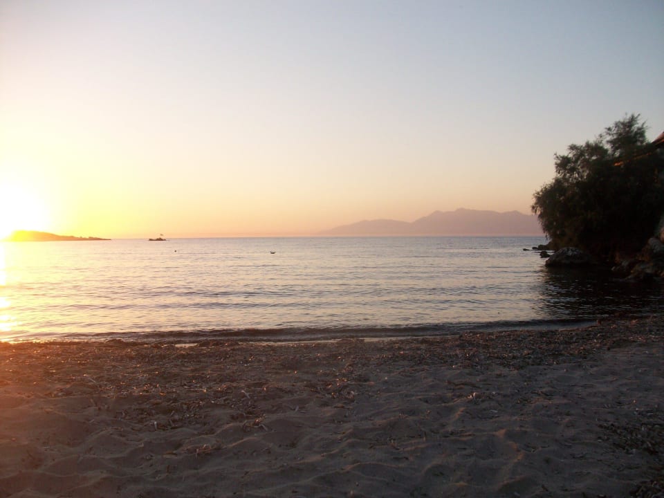 Kleine Strandbucht bei Sonnenuntergang Hotel Mareblue Beach