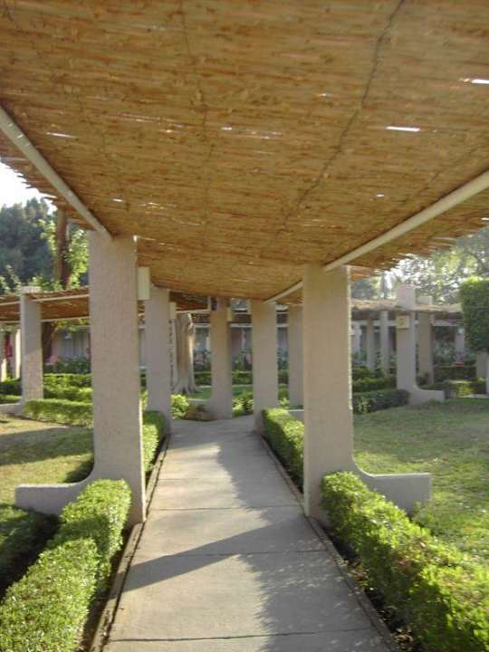 Überdachter Gang zu den Bungalows Jolie Ville Kings Island Luxor