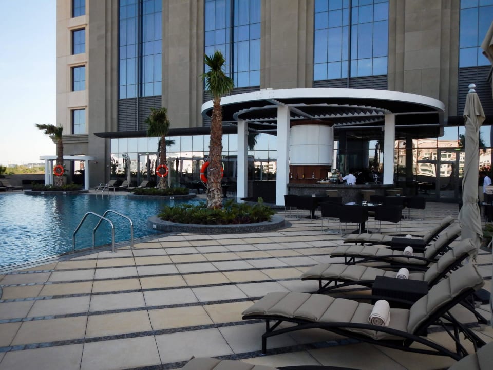 Pool am Vormittag Hyatt Regency Dubai Creek Heights