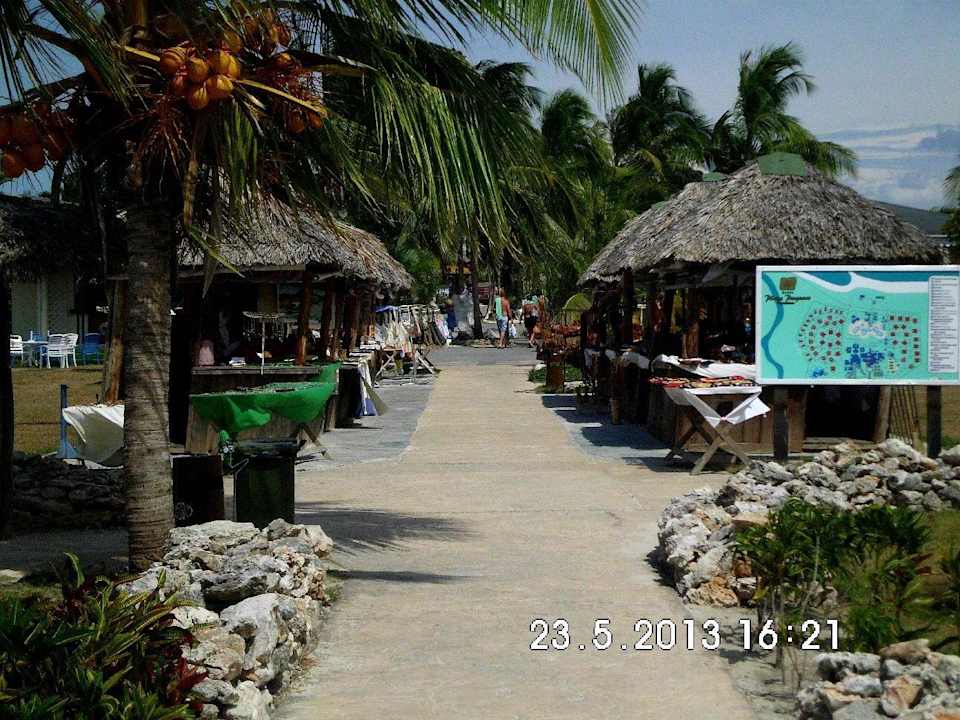 Weg zum Strand mit Verkaufsstände Hotel Playa Pesquero