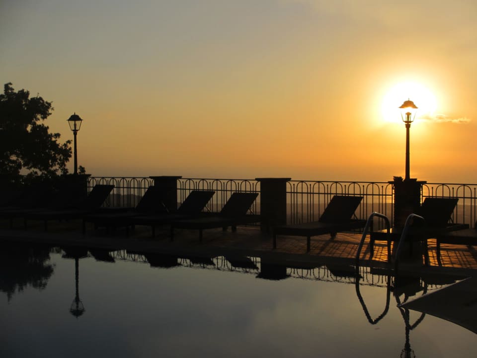 Sonnenaufgang über Meer Hotel Airone