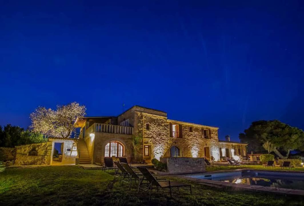 Allgemeines Hotel am Abend Finca Es Carbó