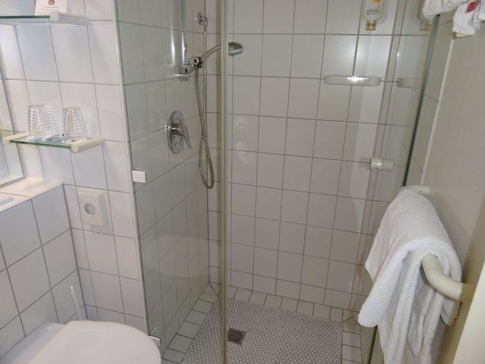 Badbereich mit ebenerdiger Dusche Hotel Ambiente Langenhagen Hannover by Tulip Inn