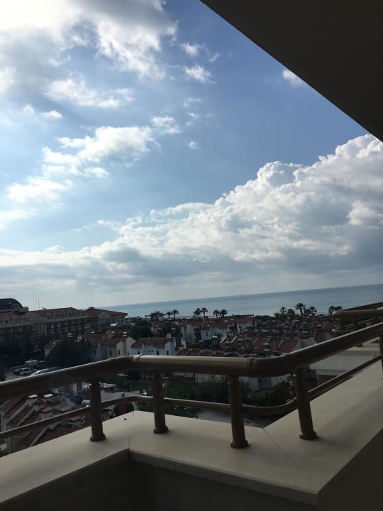 Seitlicher Meerblick vom Balkon Kirman Belazur Resort & Spa