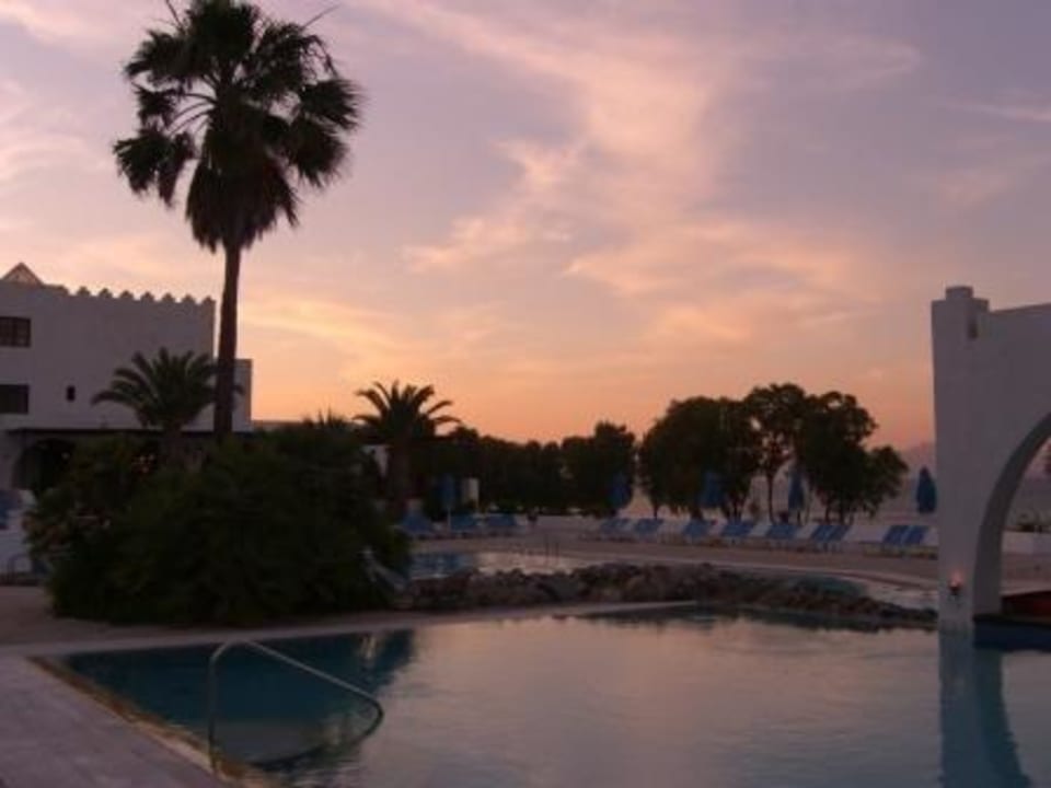 Sonnenuntergang am Pool TUI BLUE Oceanis Beach and Spa Resort