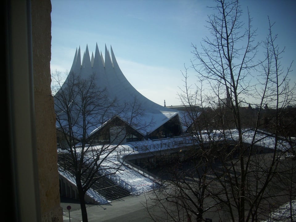 Ausblick auf das Hippodrom The Posthouse Berlin – Leonardo Limited Edition