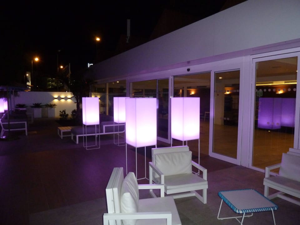 Außenbereich abends Servatur Playa Bonita
