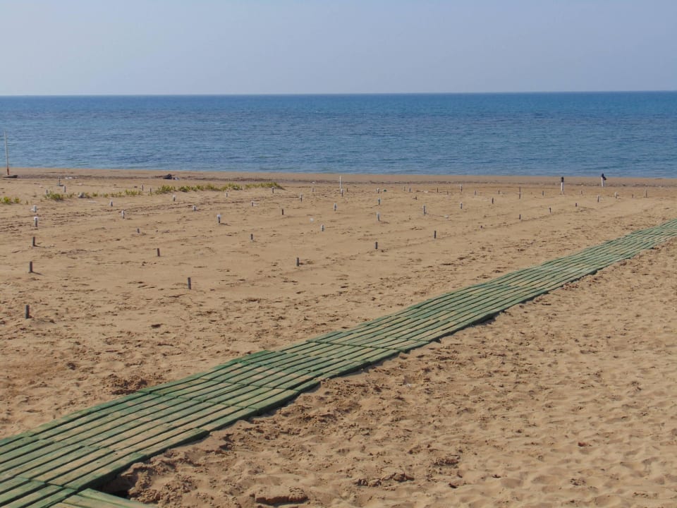 Steg Richtung Meer Seaden Corolla Hotel