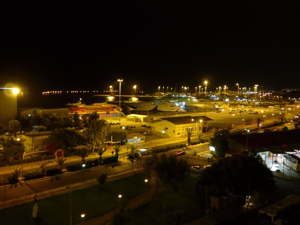 Blick zum Fährhafen Hotel GDM Megaron Historical Monument Hotel