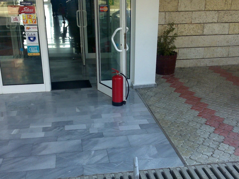 Eingangstür wird mit dem Feuerlöscher gehalten AluaSun Helios Beach