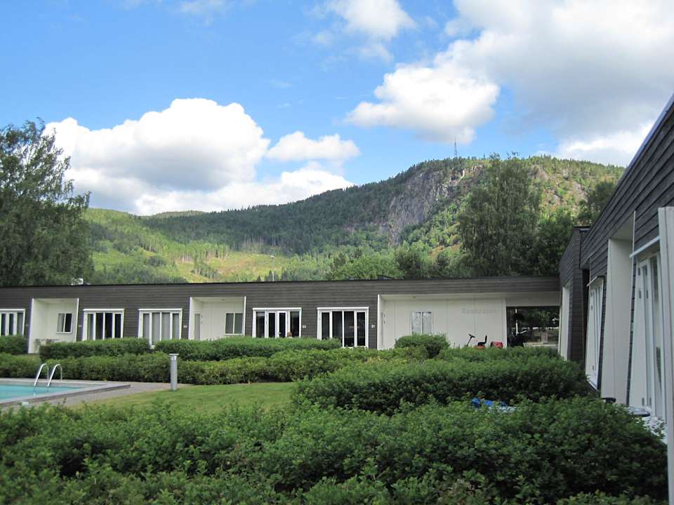 Blick über den Innenhof zum Hausberg von Evje Apartments Evje Park