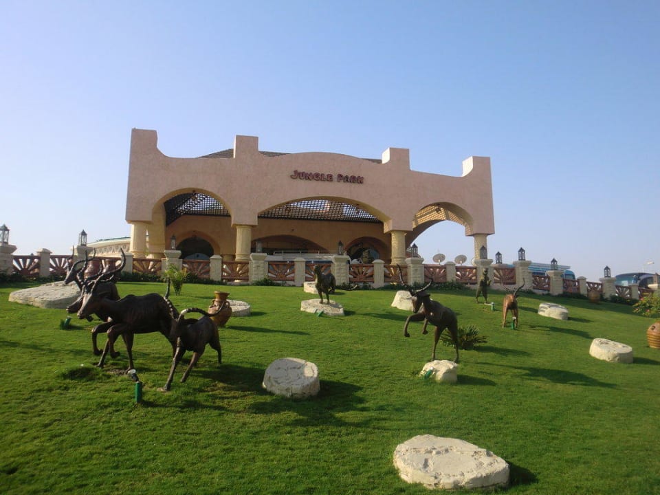 Vorgarten zum Eingangsbereich Pickalbatros Jungle Aqua Park Resort - Neverland Hurghada