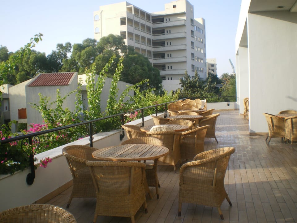 Außenterrasse der Bar Grecotel LUXME Dama Dama