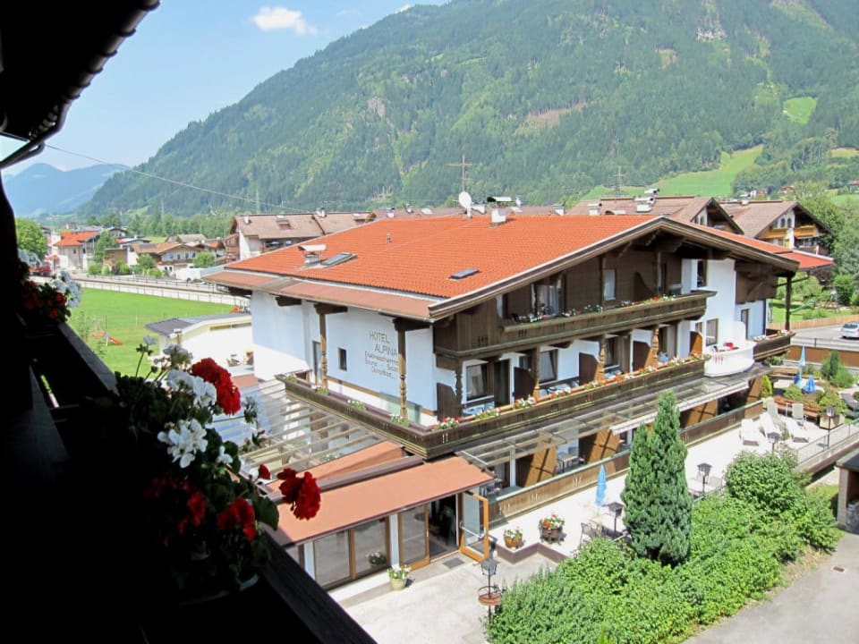 "Blick Aus Dem Balkon" Hotel Alpina (Ried Im Zillertal) • HolidayCheck ...