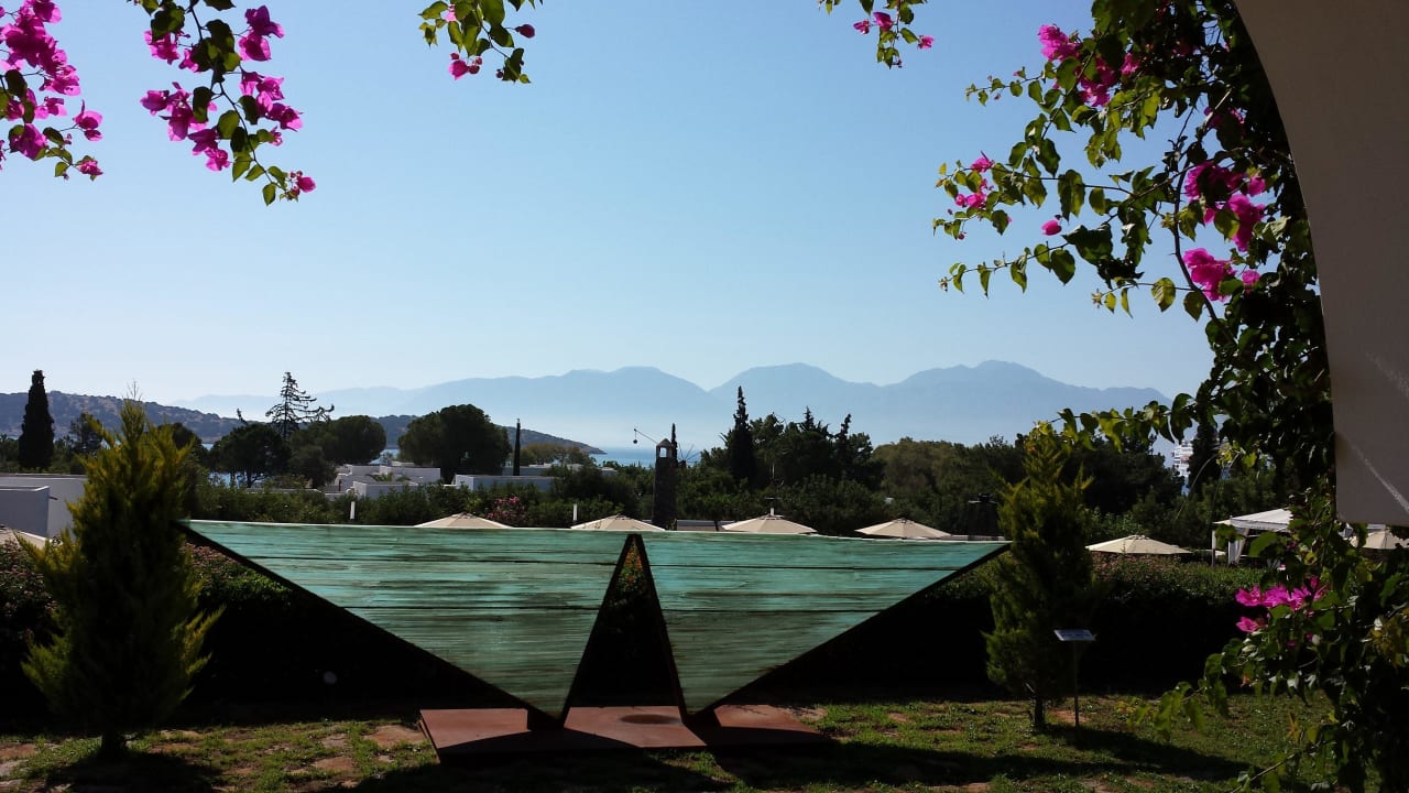 Blick von der Frühstücksterrasse Minos Beach Art Hotel