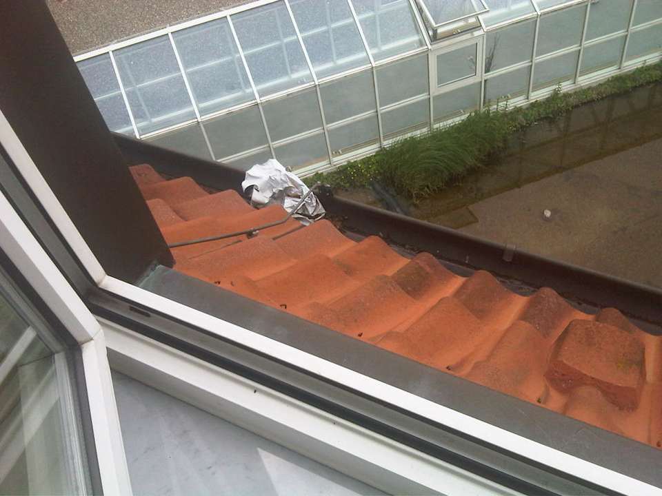 Müll auf dem Dach/Blick aus dem Zimmer Leonardo Hotel Hamburg Airport