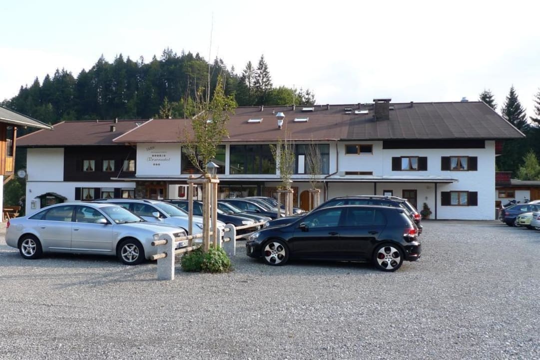 Grosser Parkplatz vor dem Hotel Ferienappartementhaus Brunnenhof