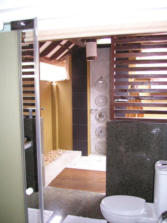 Vom Zimmer in den offenen Sanitärbereich Hotel Poovar Island Resort
