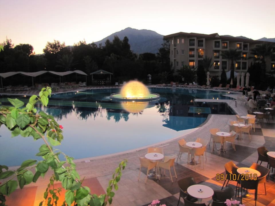 Bei Dämmerung Le Jardin Resort