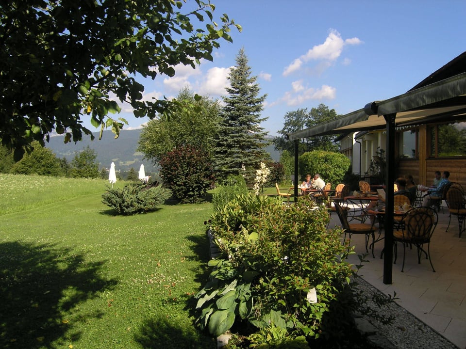 Gartenbereich und Terrasse Alm- & Wellnesshotel Alpenhof