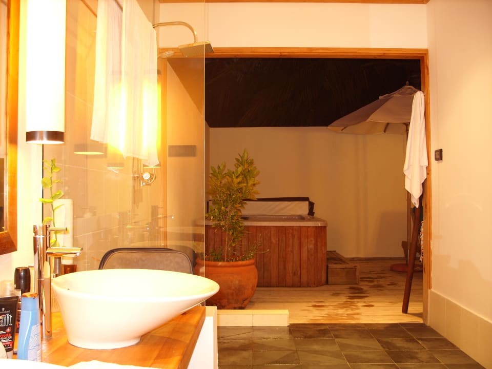 Blick auf den Jaccuzi Meeru Maldives Resort Island