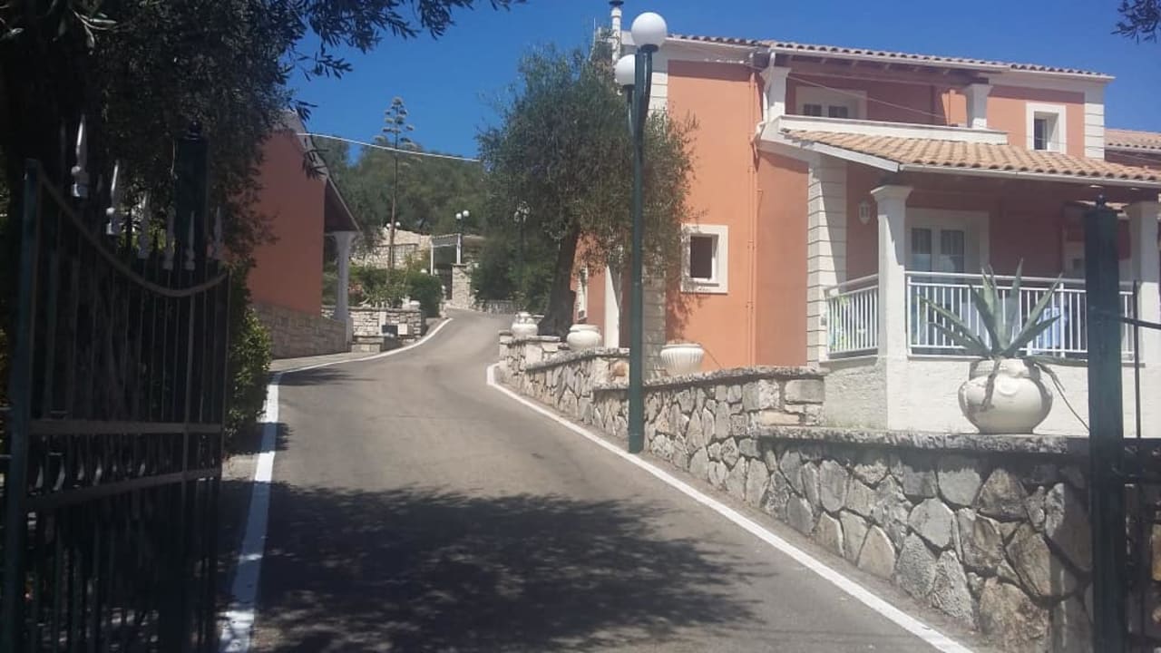 Widok od strony ulicy na jedną z części hotelu Michelangelo Resort