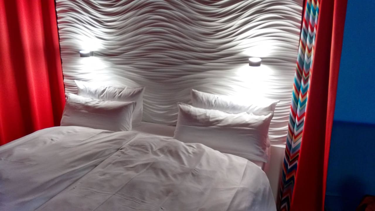 Schick gestaltete Betten-Rückwand mit Lampen aja Grömitz