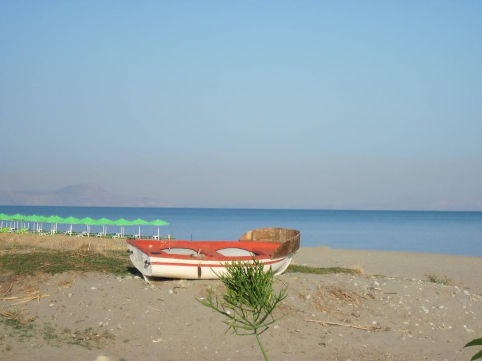 Strand mit Boot Hotel Kathrin Beach