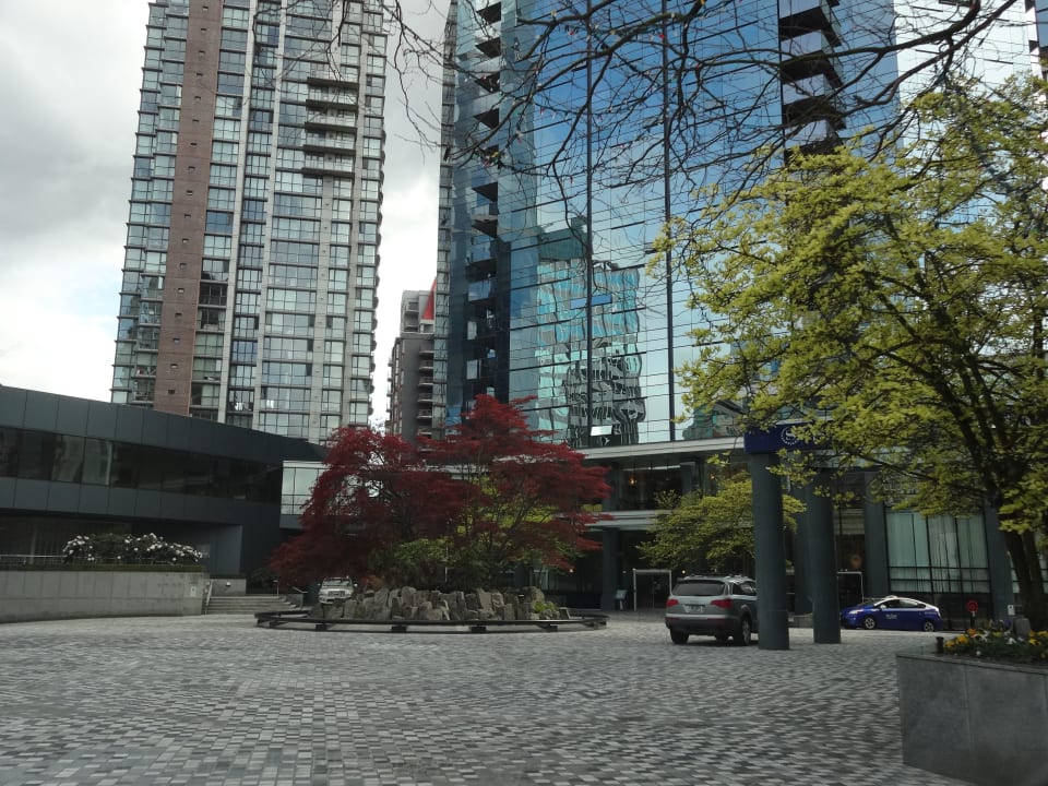 Auffahrt zum Hotel mit einem Turm im Hintergrund Hotel Sheraton Vancouver Wall Center
