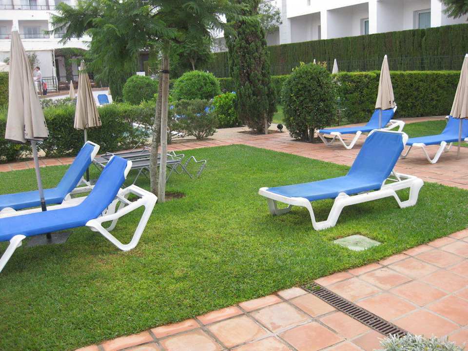 Liegewiese an der Poolanlage Fuerte Conil-Resort