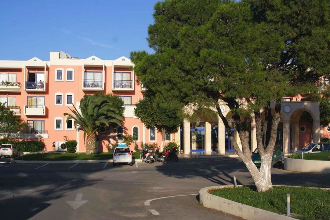 Haupteingang Kresten Palace Hotel