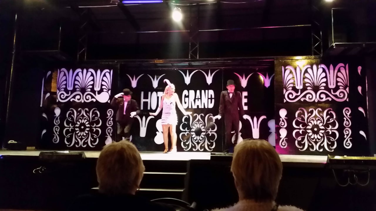 Tanz-Show Hotel Grand Side