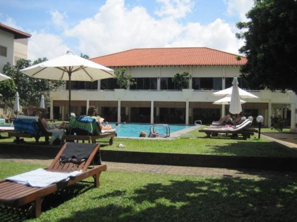 Hotelansicht mit Pool vom Garten Mermaid Hotel & Club