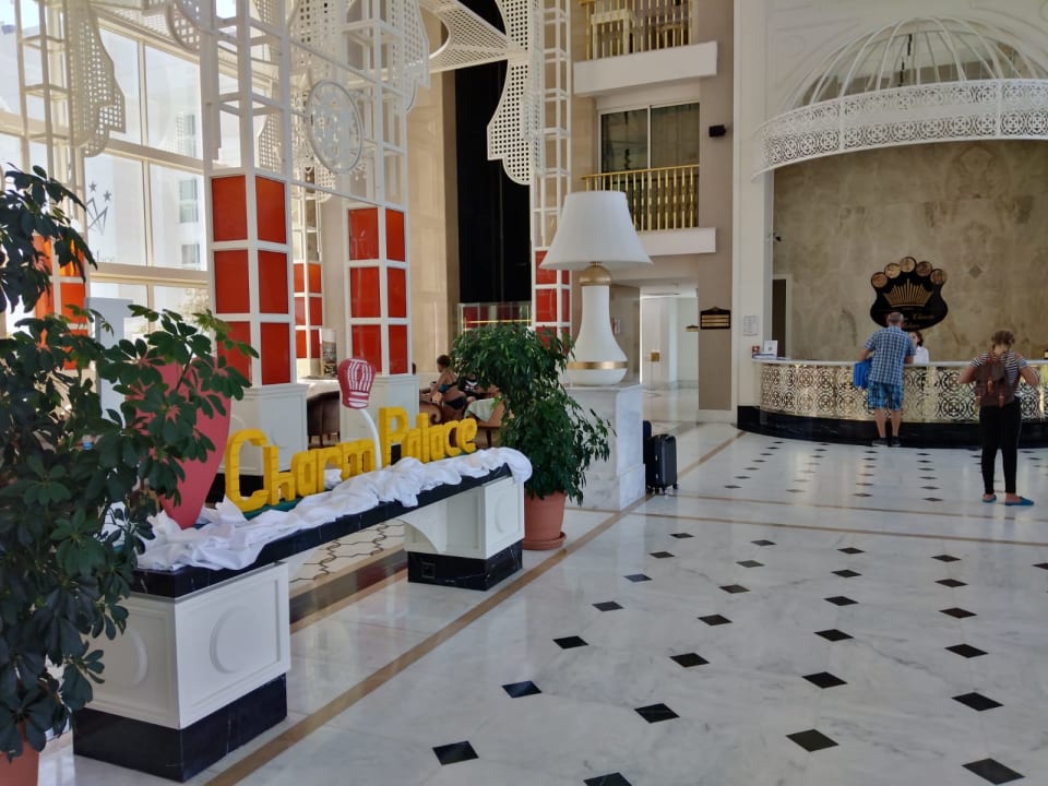 Lobby Well Palace Side