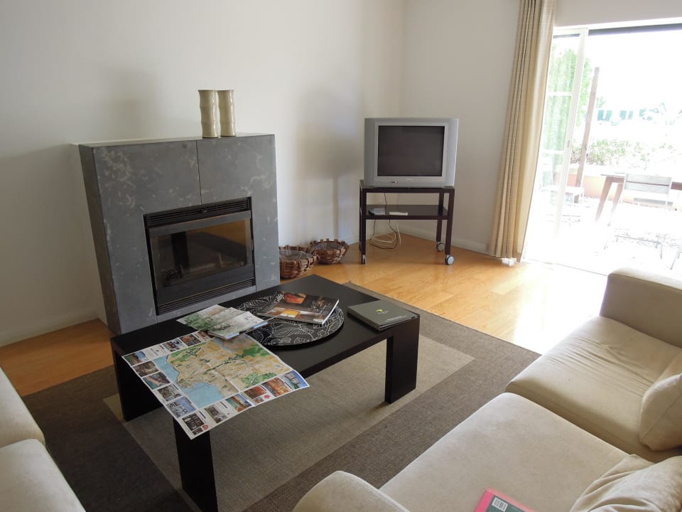 Salon z kominkiem oraz wyjście na zadaszony taras. Villa Bicuda