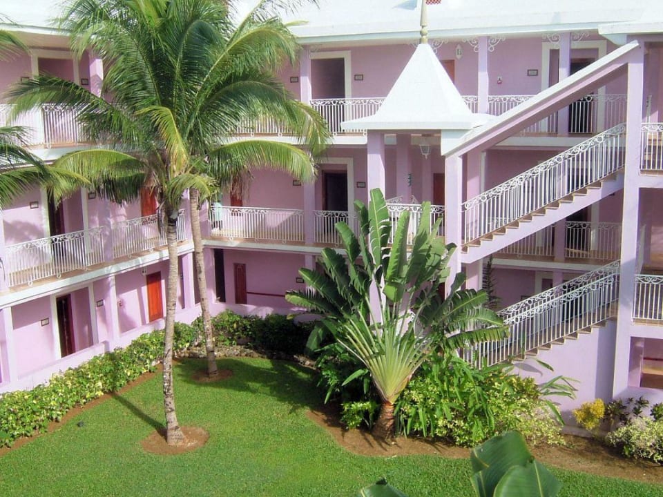 Innenhof des Bettenhauses Hotel Riu Palace Tropical Bay