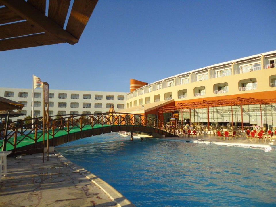 Widok na basen, restaurację i hotel Titanic Resort & Aqua Park