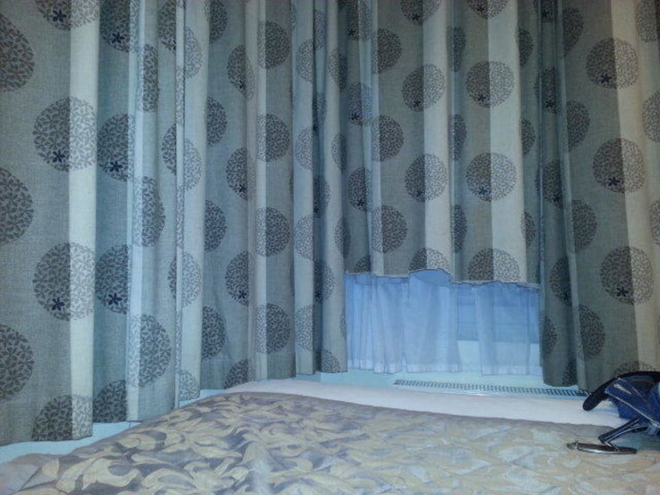 Ripped curtains Duke Of Leinster Hotel