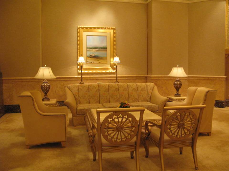 Einer der vielen gemütlichen Sitzecken im Eingang Emirates Palace Mandarin Oriental