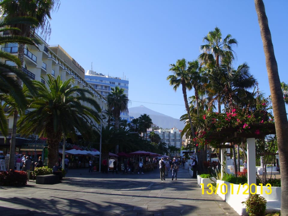 Direkt mit einem Cafe vor dem Hotel Hotel ValleMar