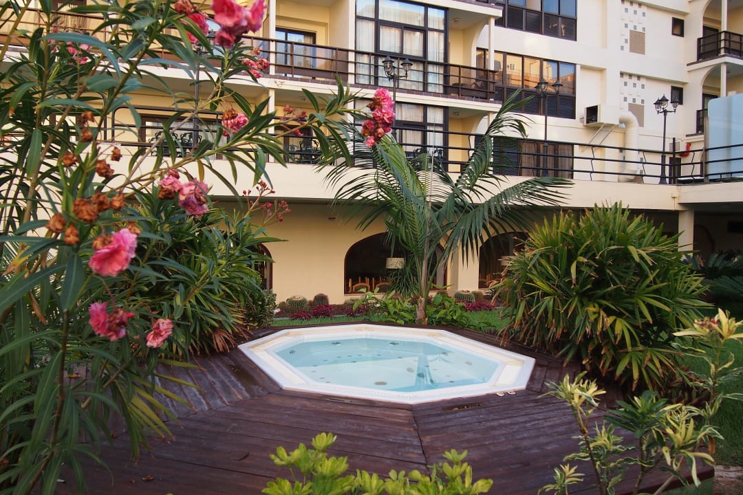 Hof hinter dem Hotel mit Whirlpool Hotel ValleMar