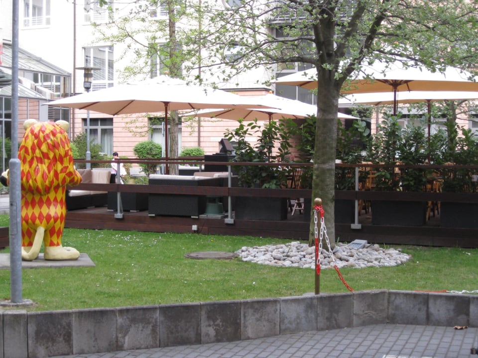 Bar vorm Haupteingang pentahotel Leipzig