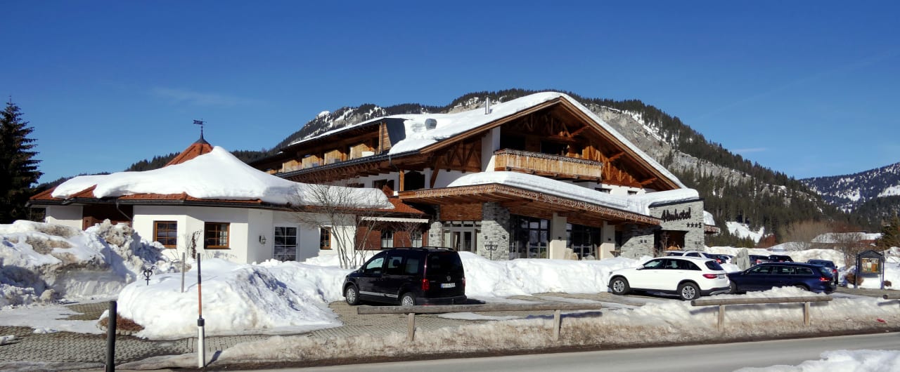 Außenansicht Almhotel Told