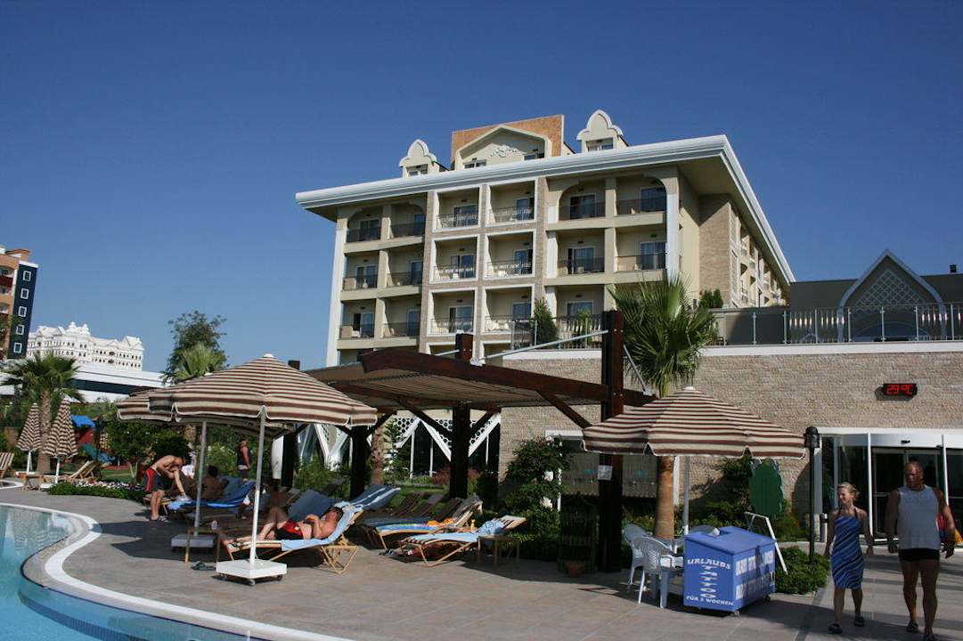 Blick von der Anlage zum Hotel Adalya Resort & Spa - Adults Only
