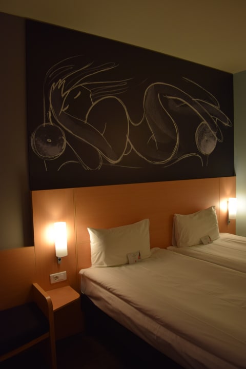 Deko über dem Bett ibis Hotel Ankara Airport