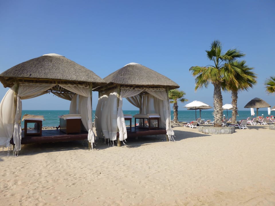 ...oder ein Dinner bei Kerzenschein buchen. The Cove Rotana Resort
